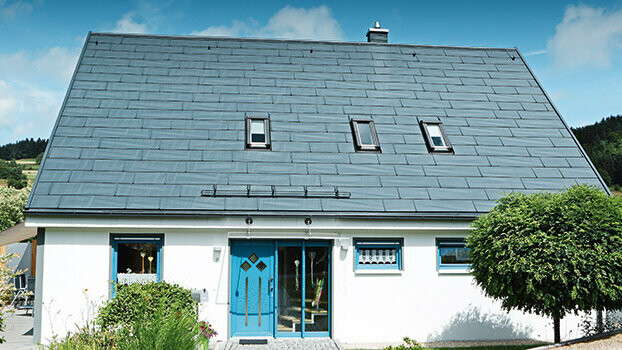 Rénovation de toiture à l’aide de panneaux de toiture FX.12 PREFA couleur gris pierre.