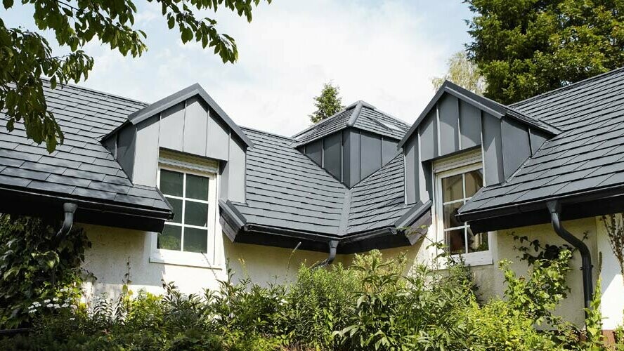 Maison individuelle en République tchèque avec couverture de toit en bardeaux de toiture PREFA couleur anthracite