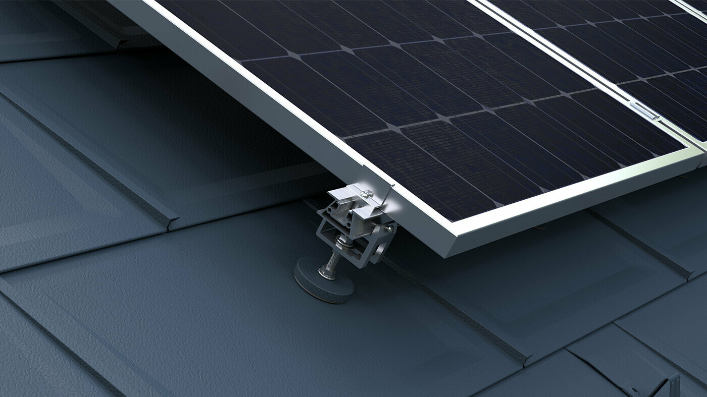 On peut voir le système de fixation pour panneaux solaires PREFA assurant la fixation des centrales photovoltaïques sur les toitures PREFA.