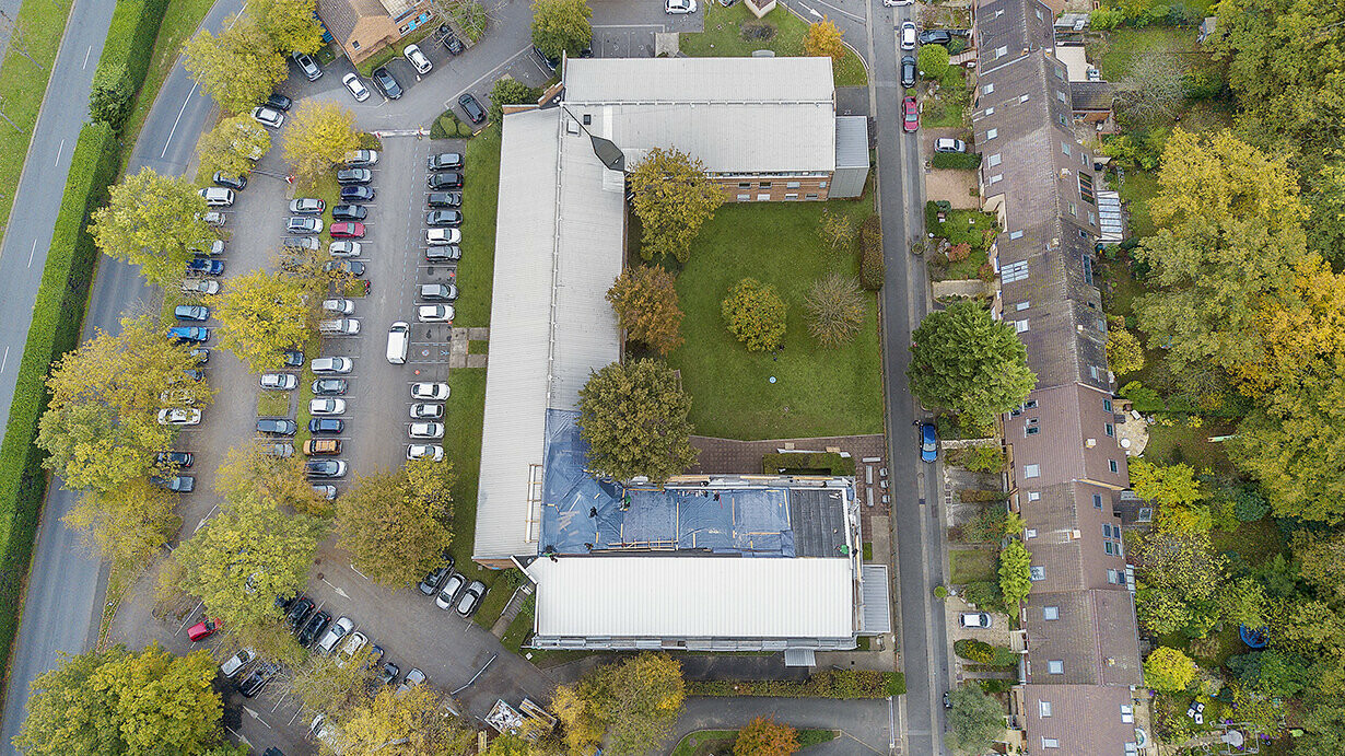 Vue du ciel de la rénovation en cours des bureaux à Evry, en Prefalz dans la teinte Blanc Prefa