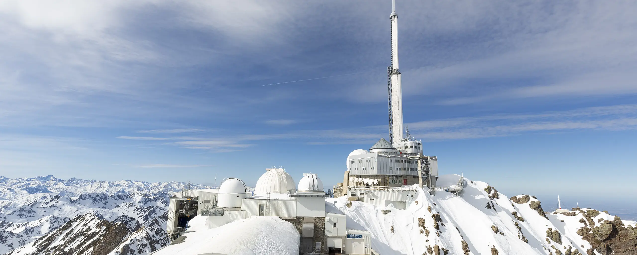 Vue éloignée du Pic du Midi de Bigorre en finition Prefa P.10 Blanc Pur