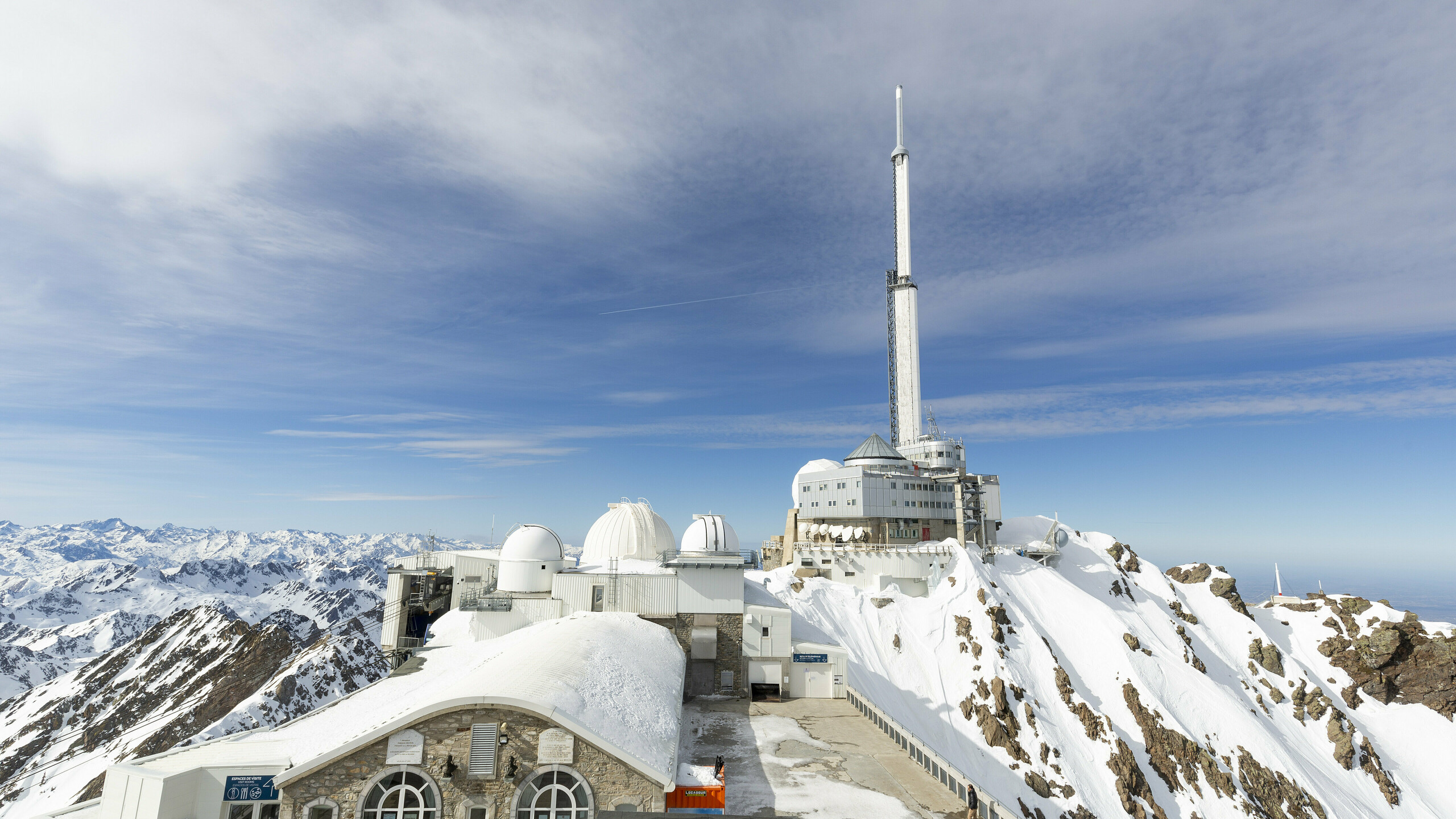 Vue éloignée du Pic du Midi de Bigorre en finition Prefa P.10 Blanc Pur