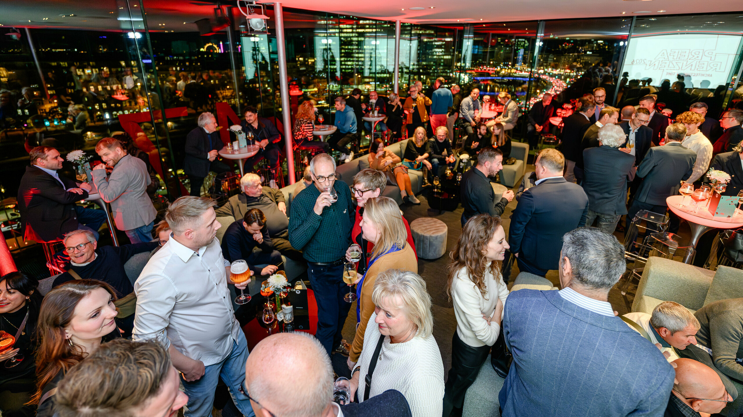 La présentation PREFARENZEN 2026 au k47.wien affichait complet : architectes, urbanistes, fabricants et passionnés de design ont échangé des idées passionnantes autour d’un verre, profitant d’une vue imprenable sur Vienne et d’une ambiance inspirante. Les baies vitrées reflétaient les lumières de la ville, offrant un cadre élégant et raffiné à cet événement de grande qualité. PREFA, avec ses solutions durables en aluminium, crée un espace propice à l’innovation et au dialogue. L’événement a démontré avec brio comment l’architecture se projette dans l’avenir, grâce à des produits performants, des idées novatrices et des liens authentiques au sein du secteur.