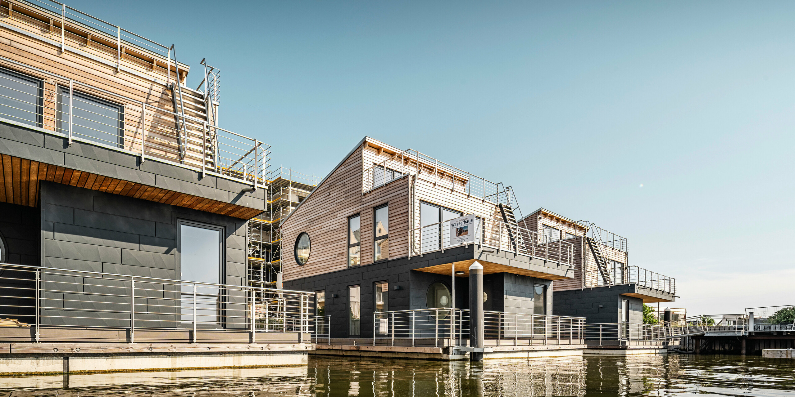 La façade en aluminium Siding.X PREFA entoure onze maisons flottantes dans le port pionnier du Schleswig.