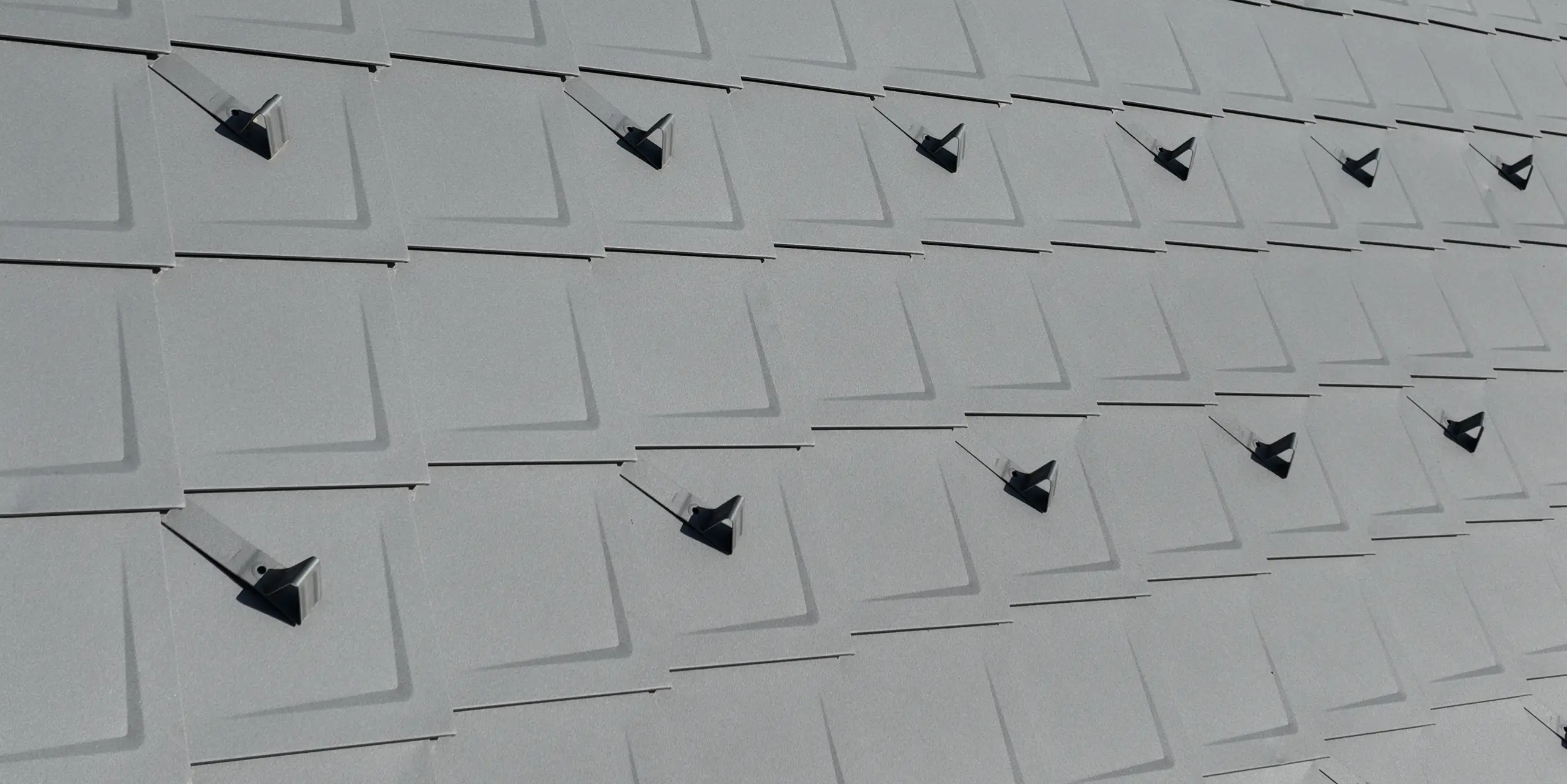 Losange de toiture 29x29 PREFA en P.10 gris souris sur un gîte d'étape à Engins près de Grenoble