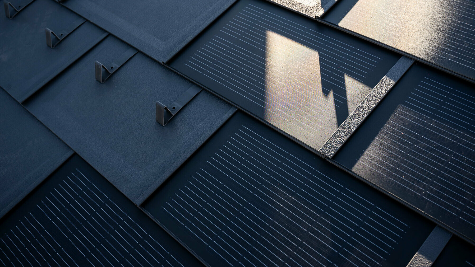 Gros plan de la tuile solaire PREFA posée 