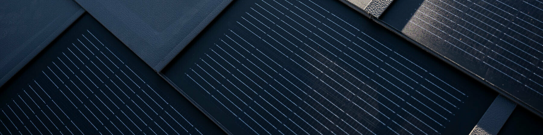Gros plan de la tuile solaire PREFA posée 
