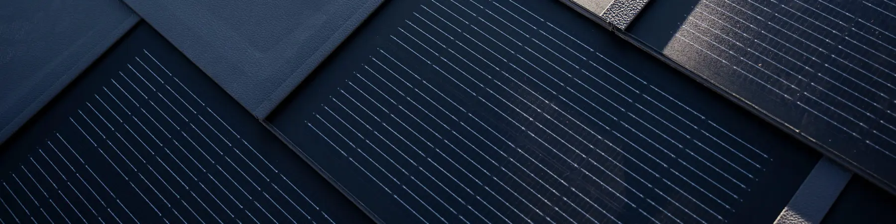 Gros plan de la tuile solaire PREFA posée 