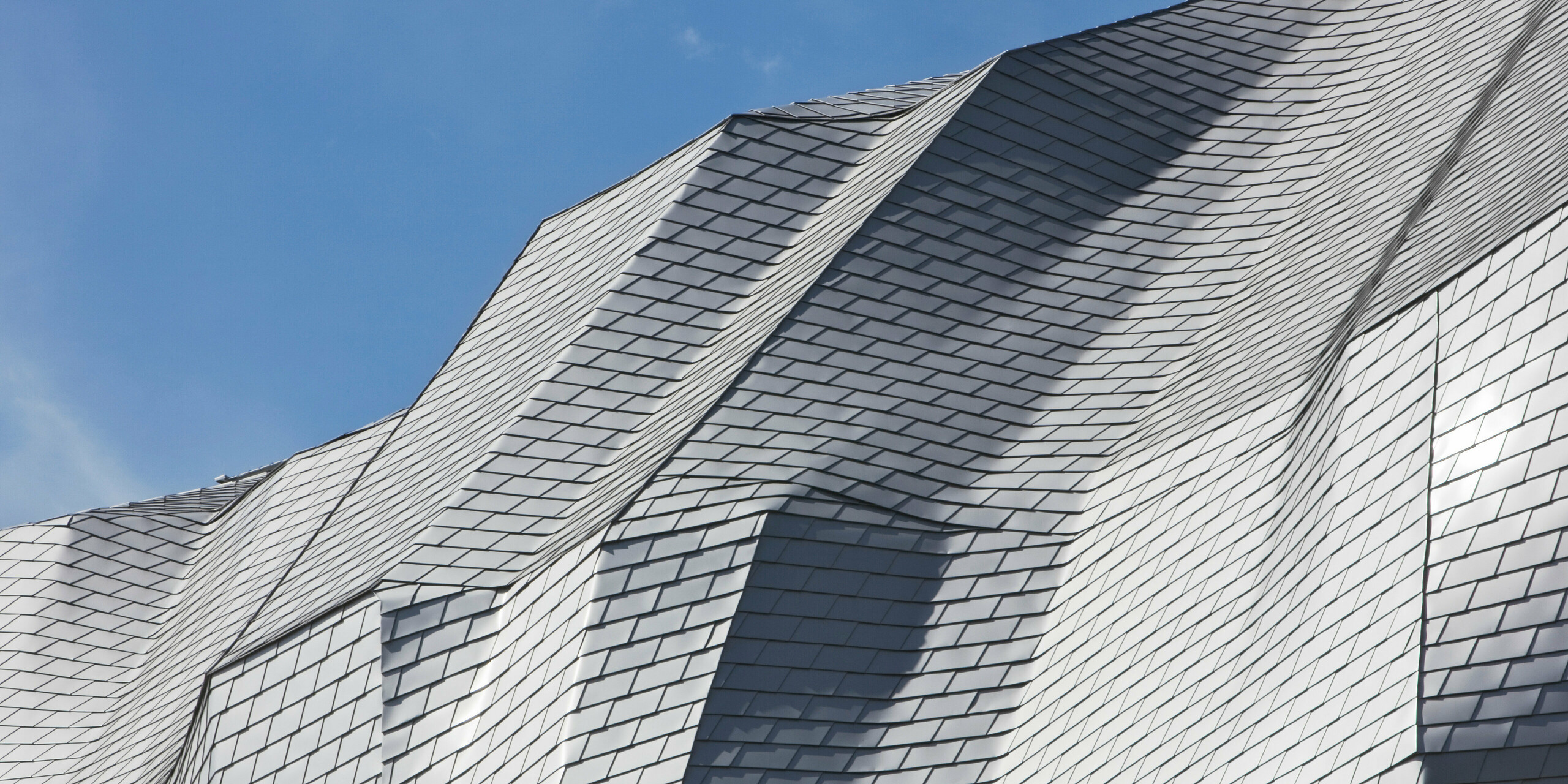 Detailaufnahme auf die Fassade des Kletterturms Imst mit PREFA Dachschindeln Silbermetallic an der Fassade