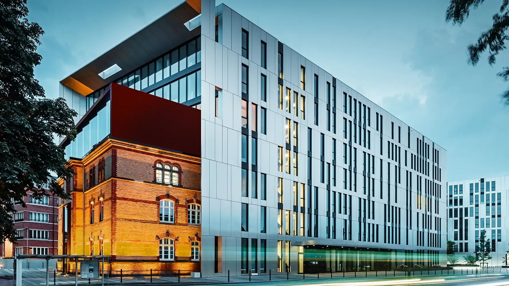 Le nouveau complexe de bureaux construit dans le centre de Düsseldorf a été revêtu de panneaux composites PREFA en aluminium.