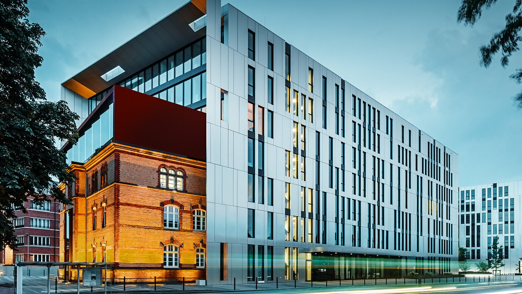 Le nouveau complexe de bureaux construit dans le centre de Düsseldorf a été revêtu de panneaux composites PREFA en aluminium.