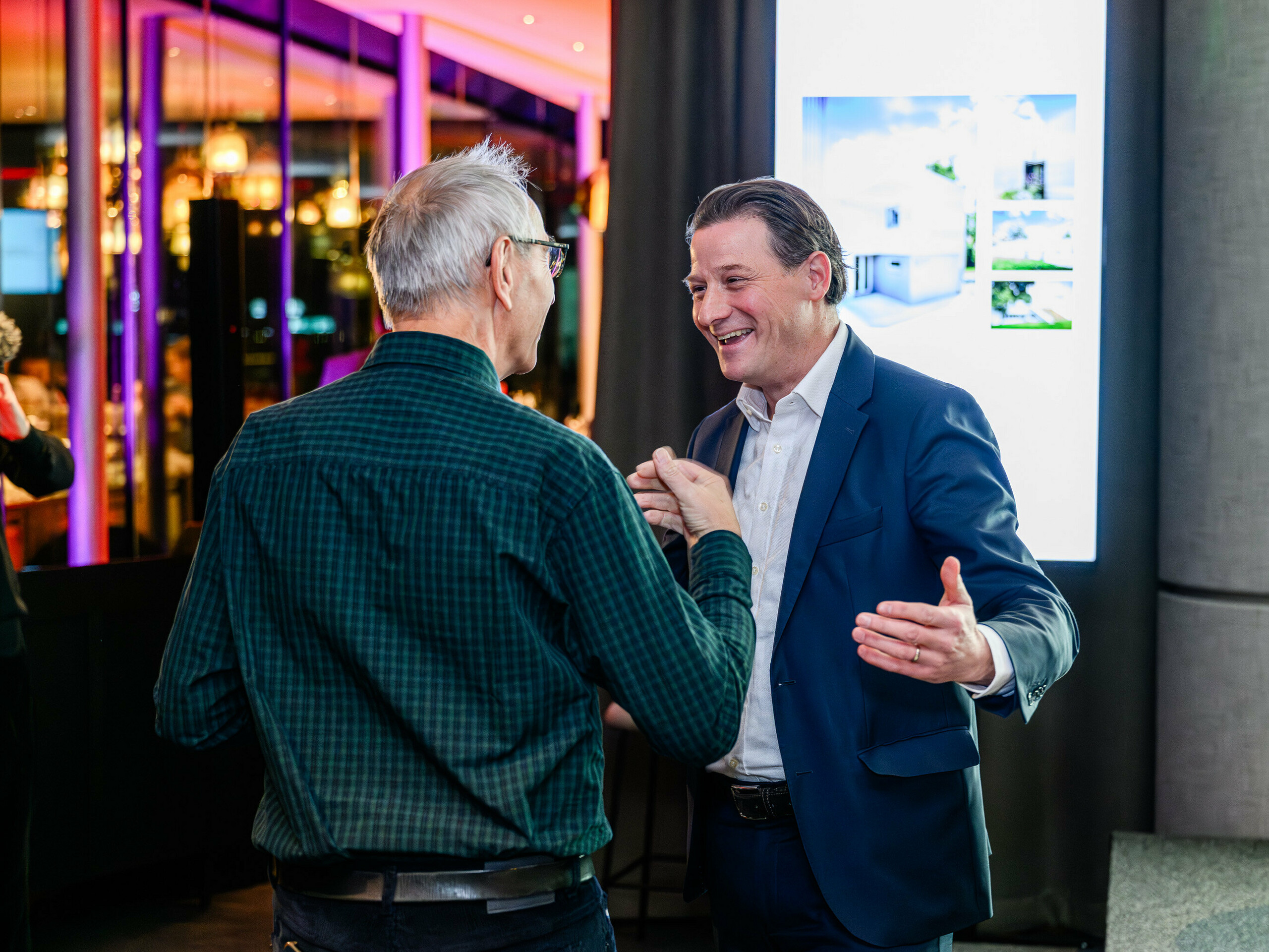 Lors de la présentation de PREFARENZEN 2026 au k47.wien, une conversation chaleureuse s'est déroulée entre Leopold Pasquali, PDG de PREFA, et Wolfgang Croce, photographe des projets architecturaux exposés, qui ont échangé avec un enthousiasme sincère et un respect mutuel. En arrière-plan, un écran diffusait des exemples d'architecture moderne signée PREFA : des créations remarquables en aluminium. Cette scène symbolisait les liens entre architectes, urbanistes et fabricants. PREFA rassemble des personnes qui repensent l'architecture grâce à des produits innovants en tôle d'aluminium de haute qualité. Ce fut une soirée riche en échanges, en inspiration et en visions d'avenir.