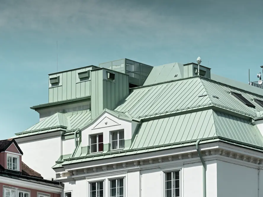 Prise de vue rapprochée de l'extérieur du bâtiment classé Haupfte