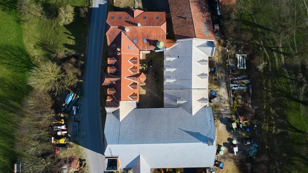 Une toiture de plus de 65 ans, prise de vue du dessus.