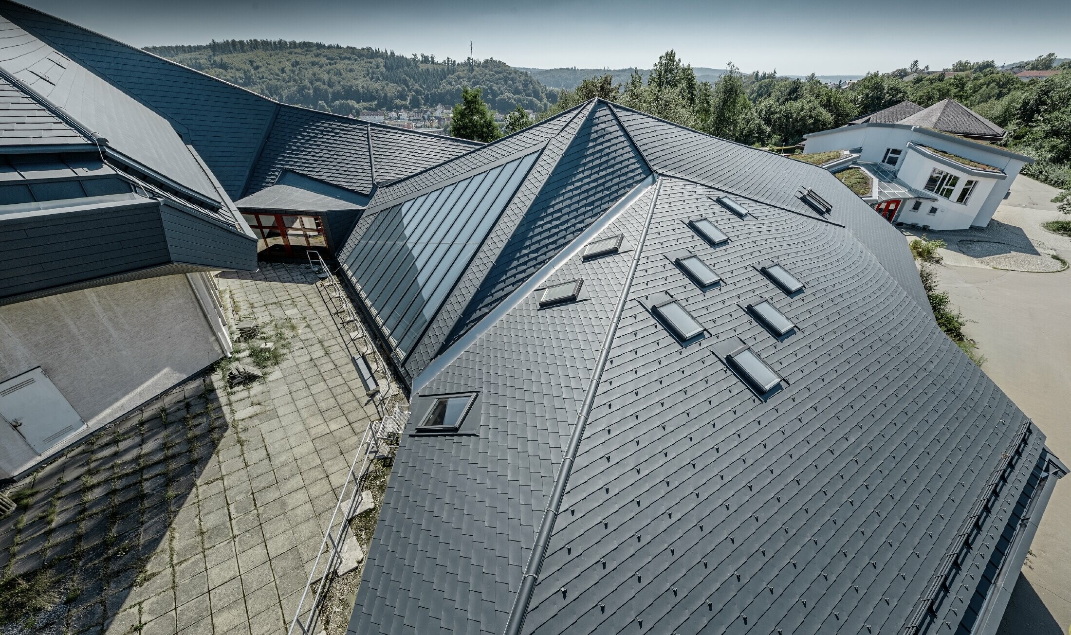 École Waldorf de Heidenheim au toit rénové — L’importante toiture aux nombreux angles, recoins et inclinaisons a été réalisée avec des bardeaux PREFA anthracite