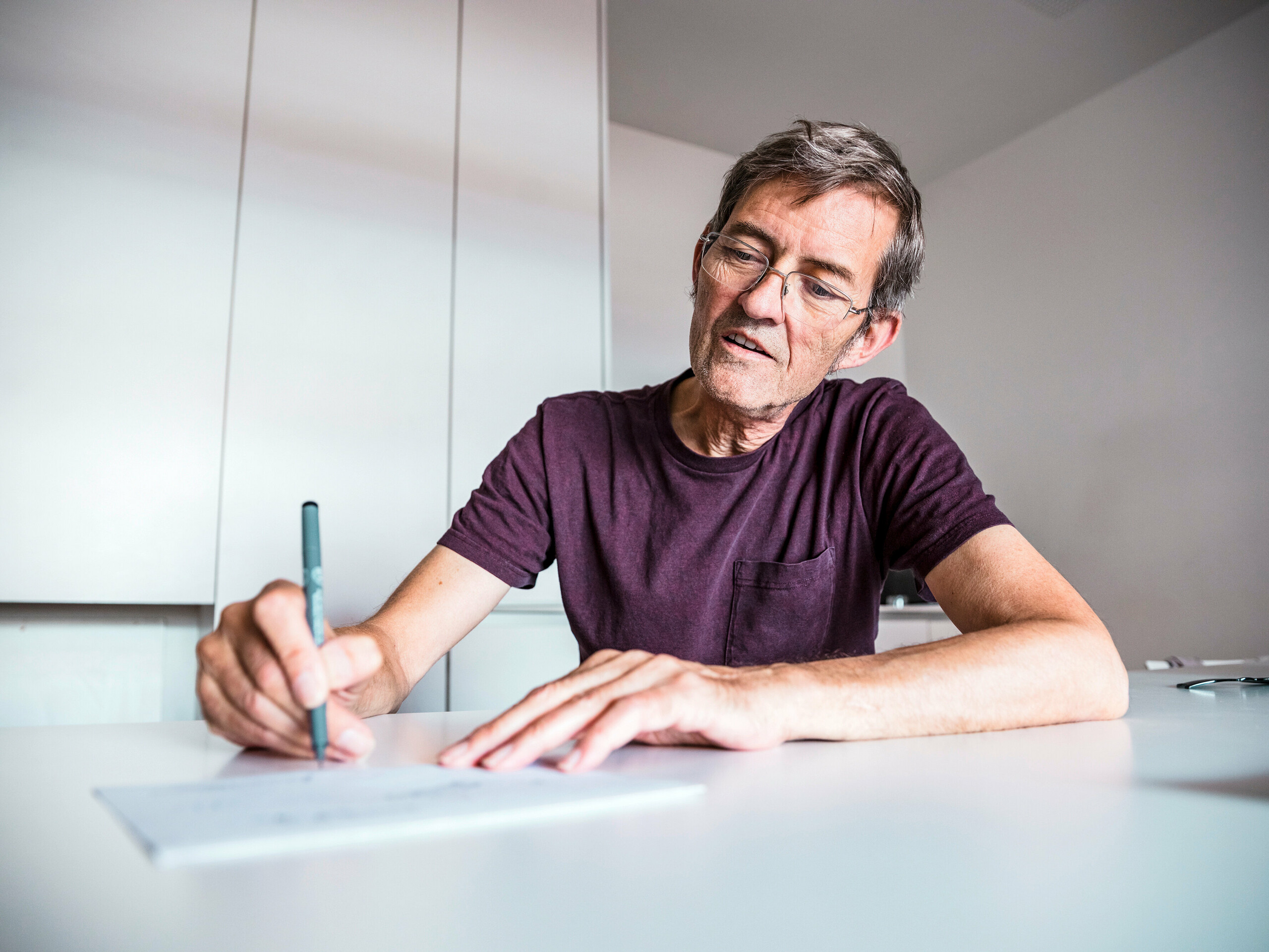 Photo de l'architecte Domenique Cornaert, pendant qu'il dessine.