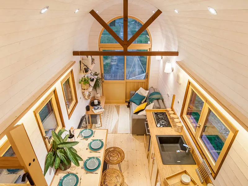 Prise de haut de l'interieur d'une roulotte, aménagée en bois
