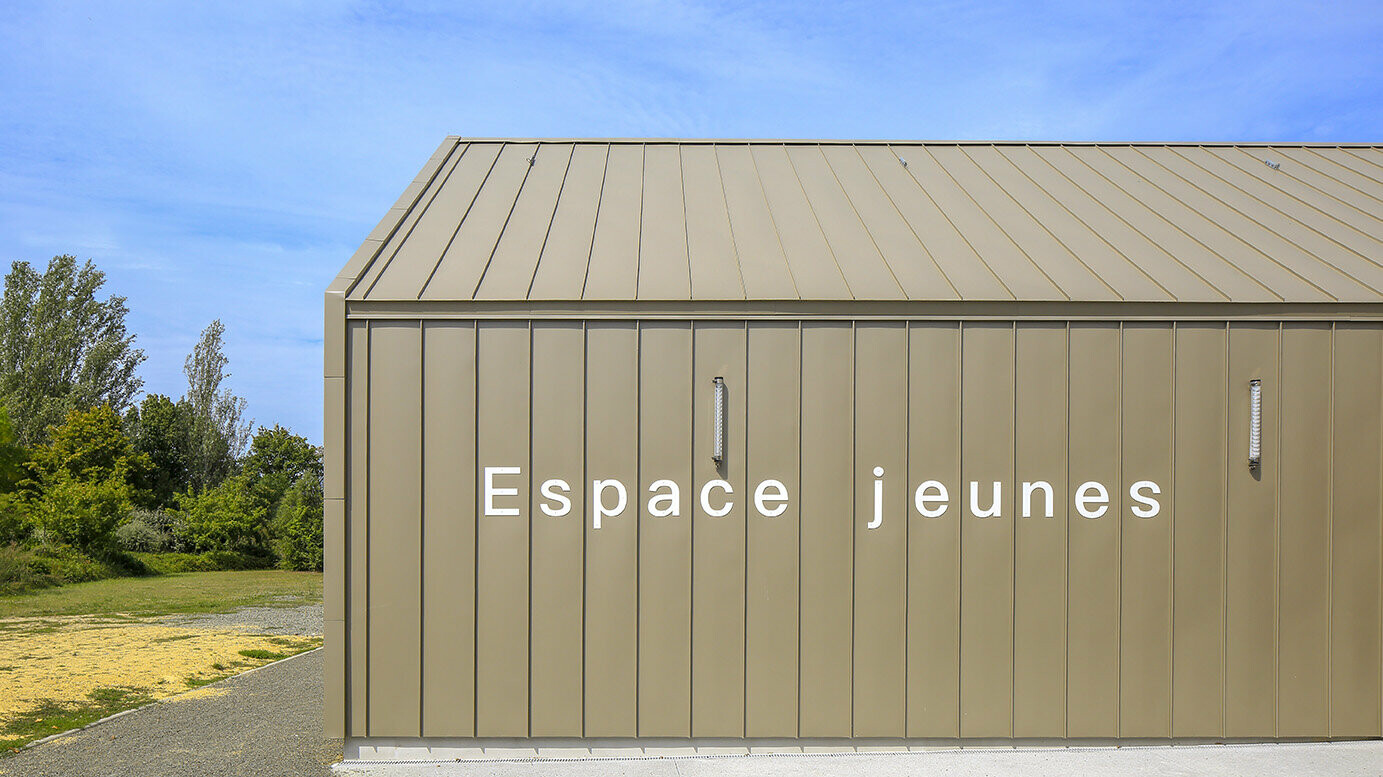 Vue latérale du centre intergénérationnel de Mûrs-Erigné dont la couverture et la façade sont recouvertes d'aluminium PREFA