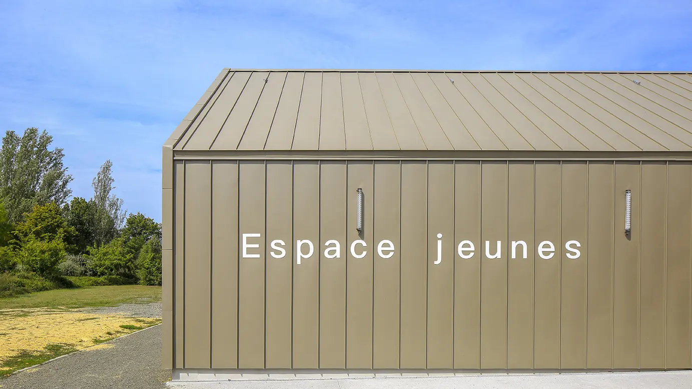 Vue latérale du centre intergénérationnel de Mûrs-Erigné dont la couverture et la façade sont recouvertes d'aluminium PREFA