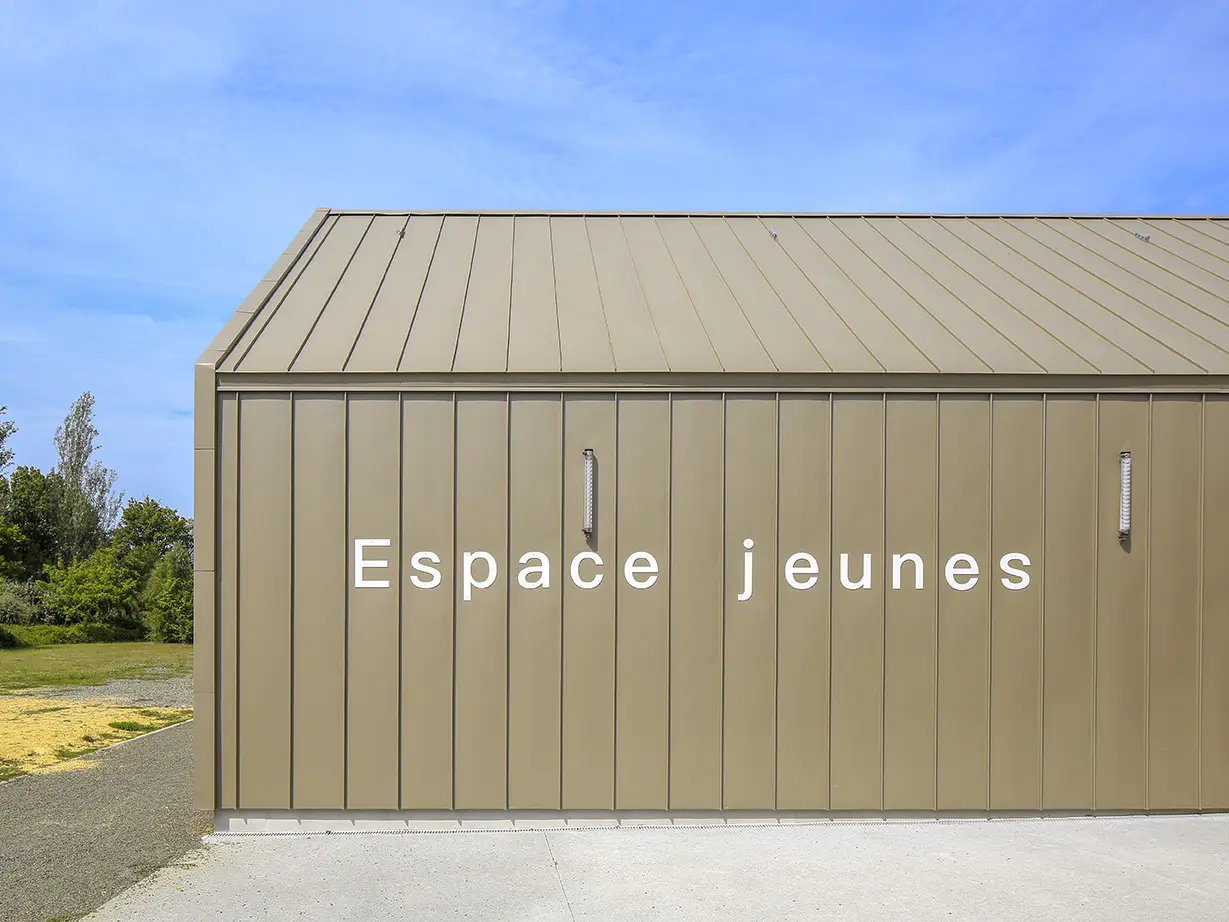 Vue latérale du centre intergénérationnel de Mûrs-Erigné dont la couverture et la façade sont recouvertes d'aluminium PREFA
