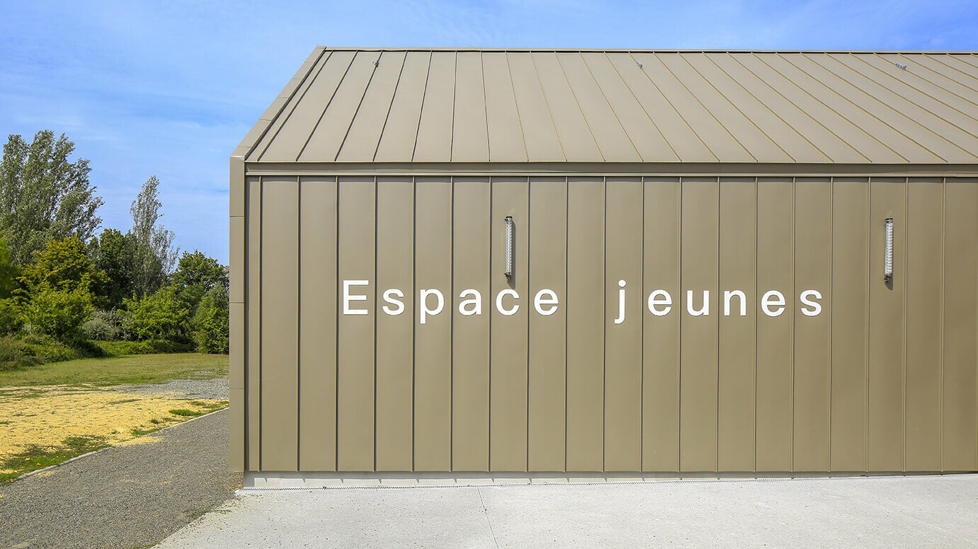 Vue latérale du centre intergénérationnel de Mûrs-Erigné dont la couverture et la façade sont recouvertes d'aluminium PREFA
