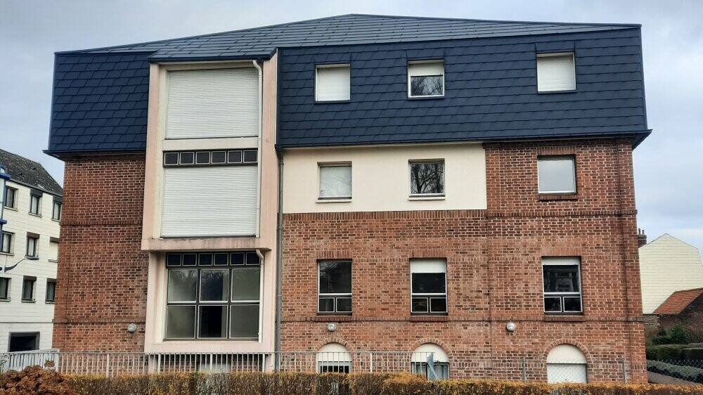Vue de face de cette résidence située à Arras dont la toiture a été rénovée en FX.12 et bardeaux PREFA