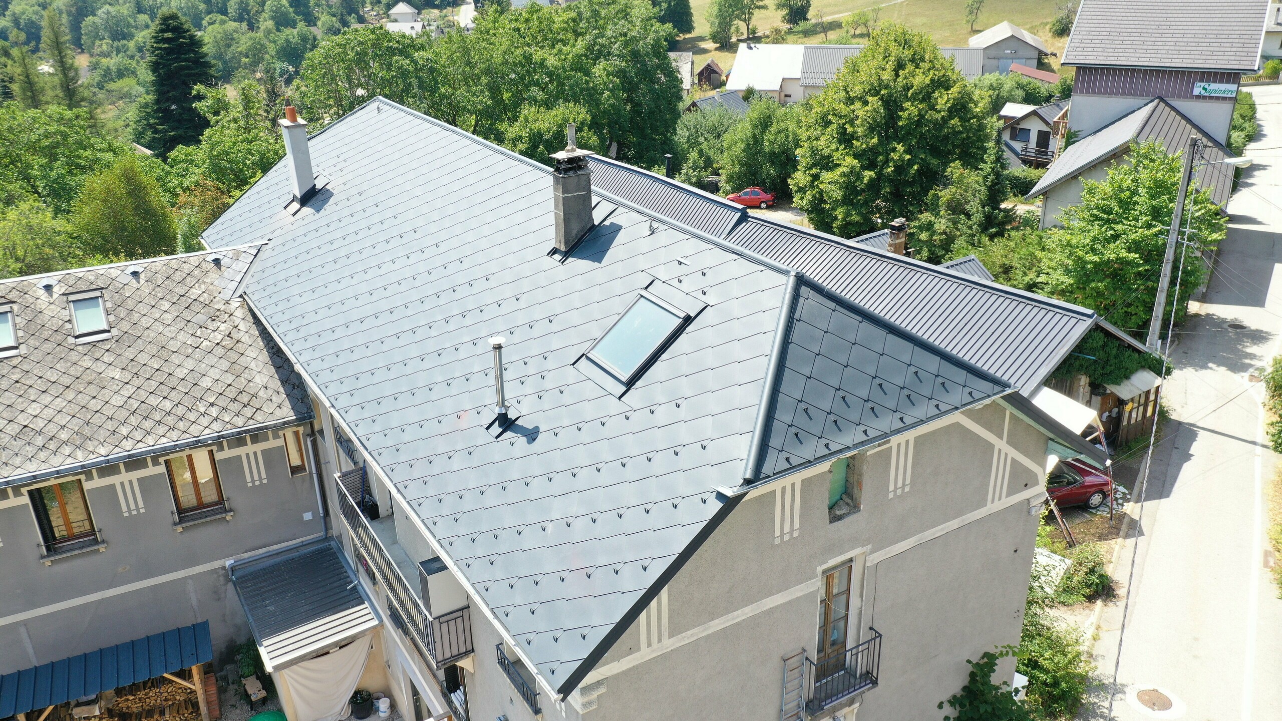 Vue aérienne un peu éloignée de cette copropriété dont la toiture a été rénovée en losange 44x44 PREFA