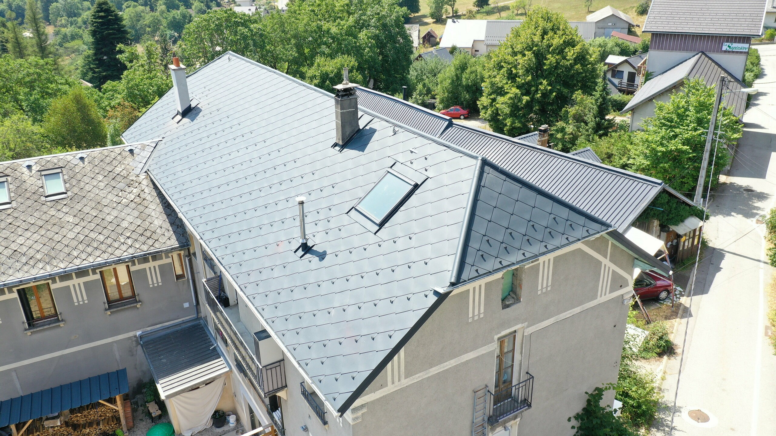 Vue aérienne un peu éloignée de cette copropriété dont la toiture a été rénovée en losange 44x44 PREFA