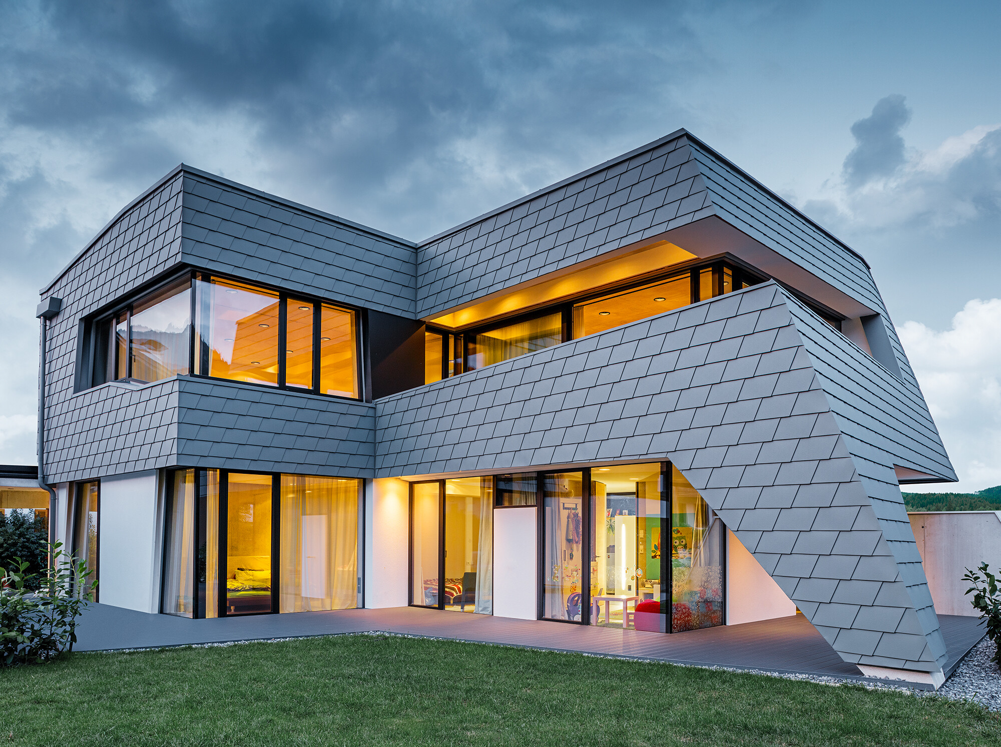 Maison individuelle moderne avec bardeaux de façade PREFA en P.10 gris souris Habitation avec bardeaux de façade PREFA en P.10 gris souris