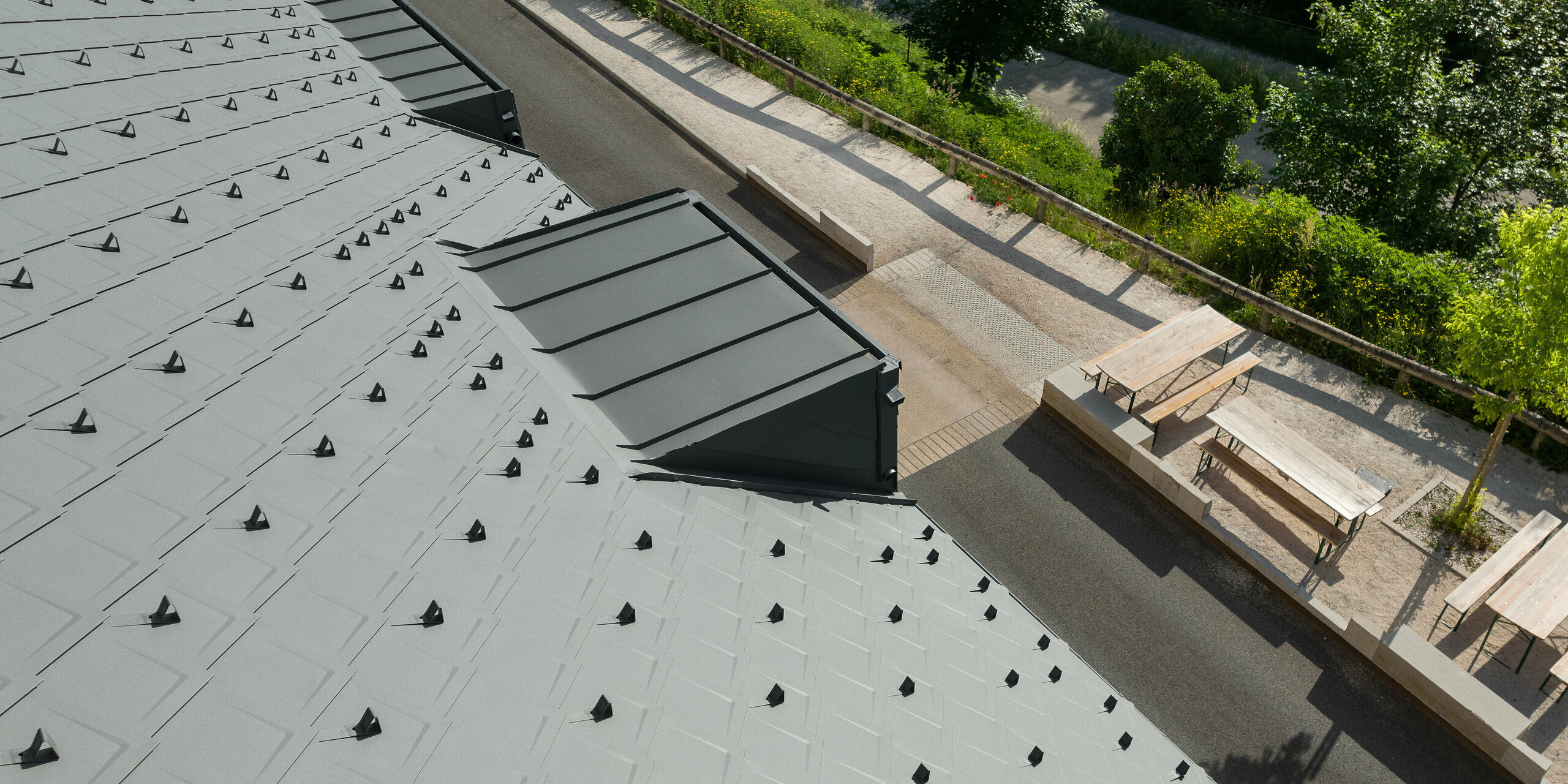 Losange de toiture 29x29 PREFA en P.10 gris souris sur un gîte d'étape à Engins près de Grenoble