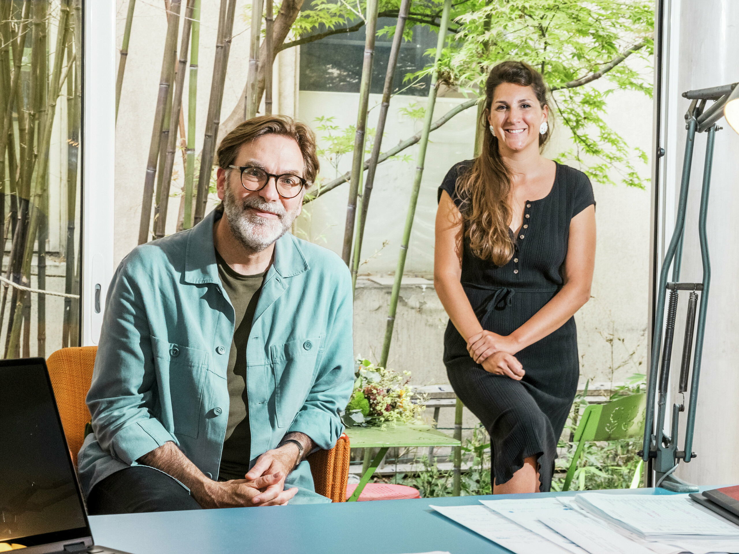  293 / 5 000 Les architectes Florian Golay et Noémie Guimbard du cabinet d'architecture Atelier Léger, qui ont entre autres mené le projet de rénovation de la grange historique "La Grange à Gaby" à Engins. Le projet combine une architecture traditionnelle avec des matériaux modernes tels qu'une toiture en aluminium PREFA.