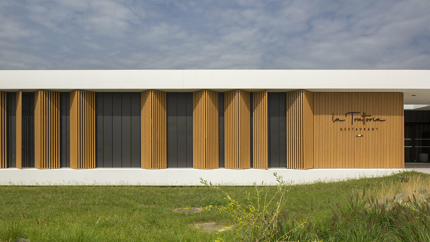 Vue d'ensemble de l'hôtel Le Landreau aux Herbiers, récemment rénové en joint debout Prefalz