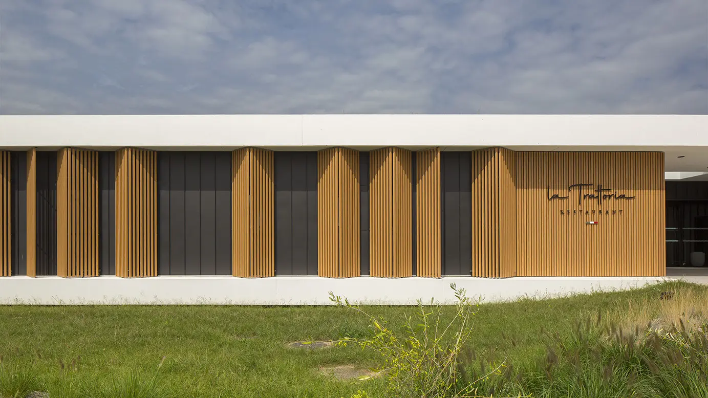 Vue d'ensemble de l'hôtel Le Landreau aux Herbiers, récemment rénové en joint debout Prefalz