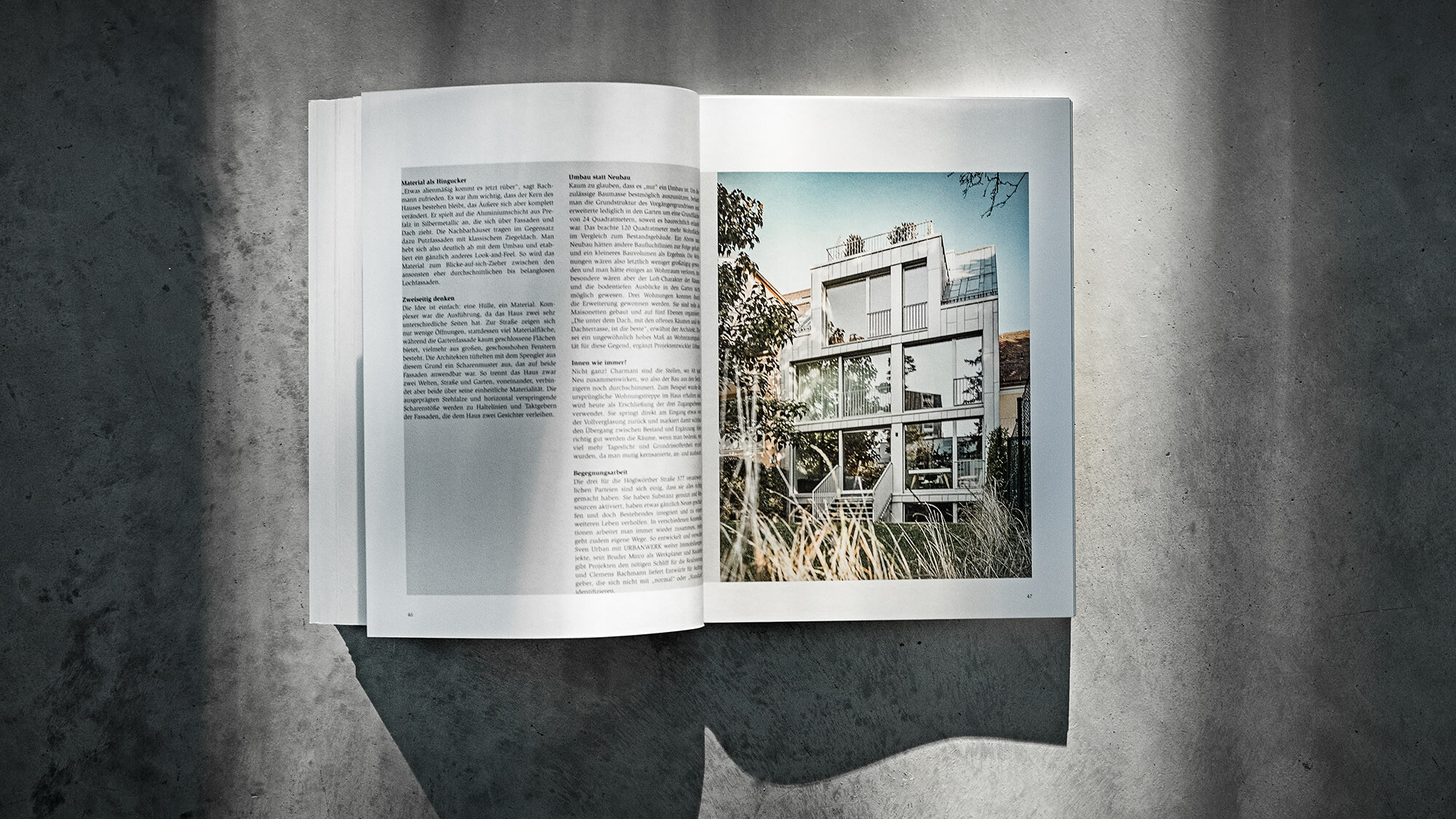 Le livre PREFARENZEN 2024 ouvert et sur fond gris avec un article sur la maison mitoyenne de Höglwörther Straße par CBA.