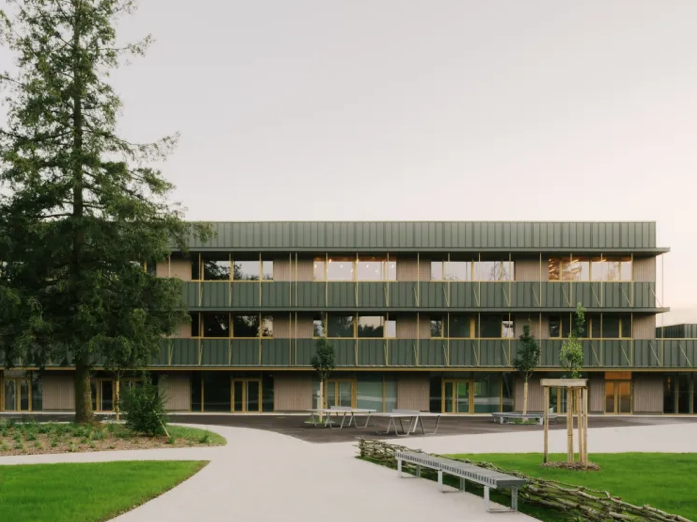 Prise de vue plus large du collège de Dole dont la façade a été entièrement rénové en aluminium PREFALZ dans une teinte spéciale verte