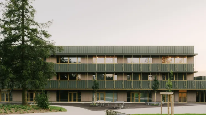 Prise de vue plus large du collège de Dole dont la façade a été entièrement rénové en aluminium PREFALZ dans une teinte spéciale verte