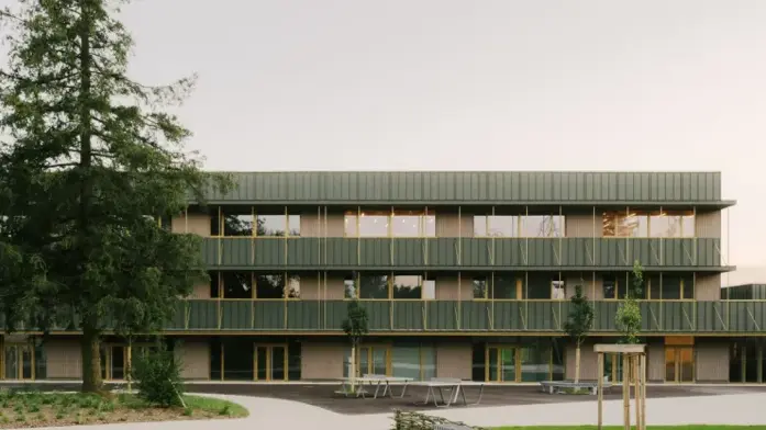Prise de vue plus large du collège de Dole dont la façade a été entièrement rénové en aluminium PREFALZ dans une teinte spéciale verte