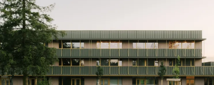 Prise de vue plus large du collège de Dole dont la façade a été entièrement rénové en aluminium PREFALZ dans une teinte spéciale verte