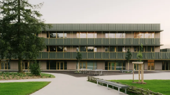 Prise de vue plus large du collège de Dole dont la façade a été entièrement rénové en aluminium PREFALZ dans une teinte spéciale verte