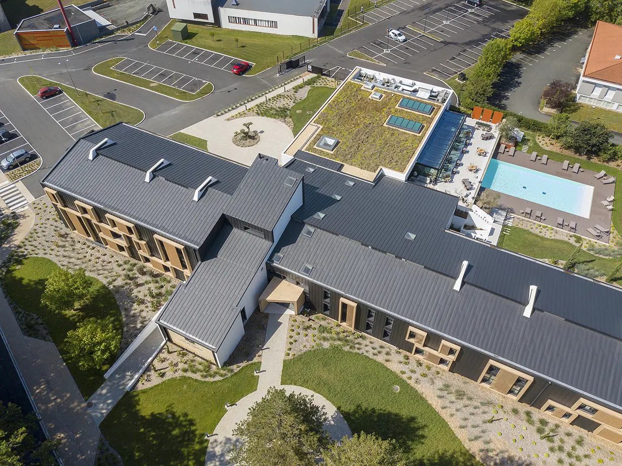 Vue de drone de l'hôtel Le Landreau aux Herbiers, récemment rénové en joint debout Prefalz