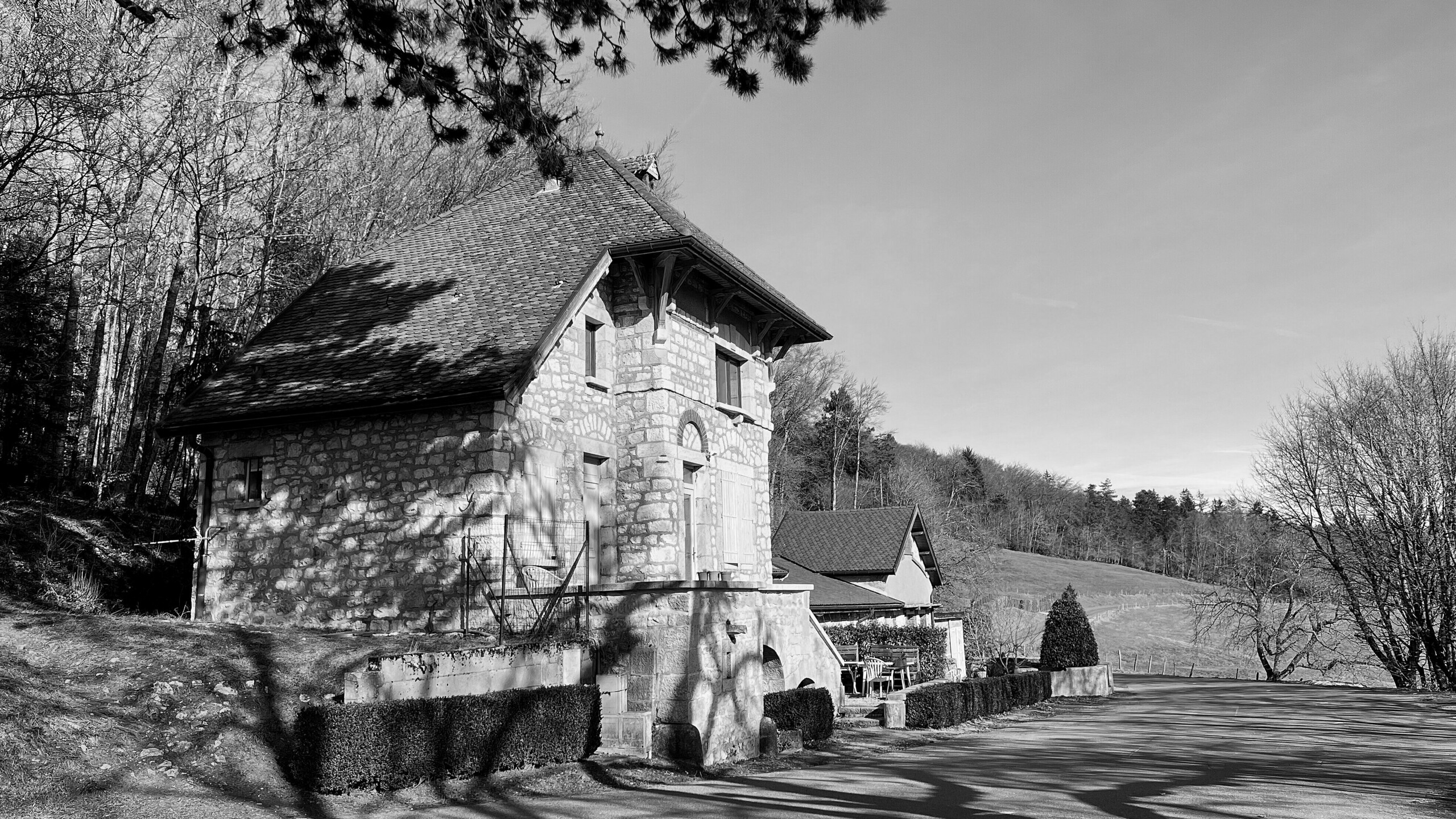 Photo du projet avant rénovation, la photographie est en noir et blanc pour appuyer le côté ancien