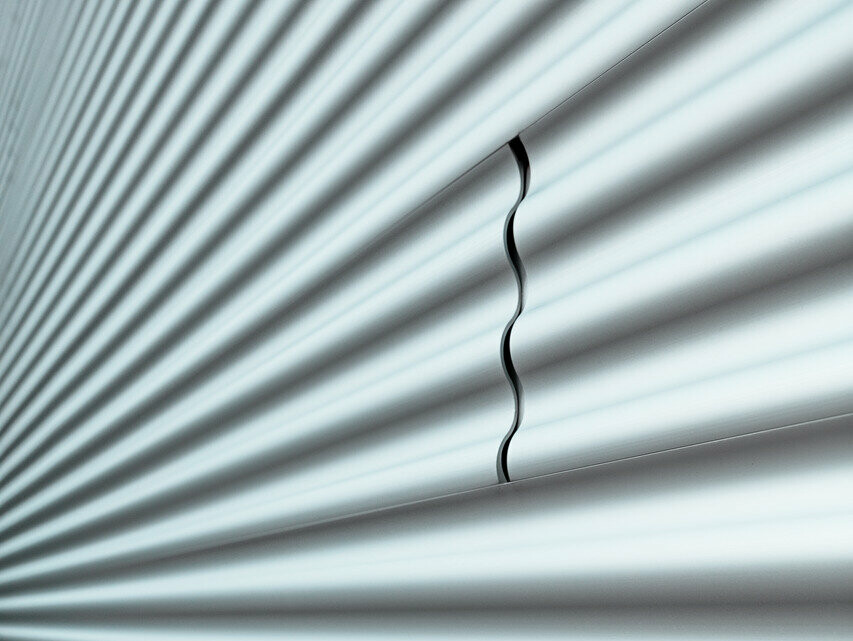 Vue détaillée du profil sinus PREFA comme profil de façade couleur aluminium naturel anodisé et ondulé