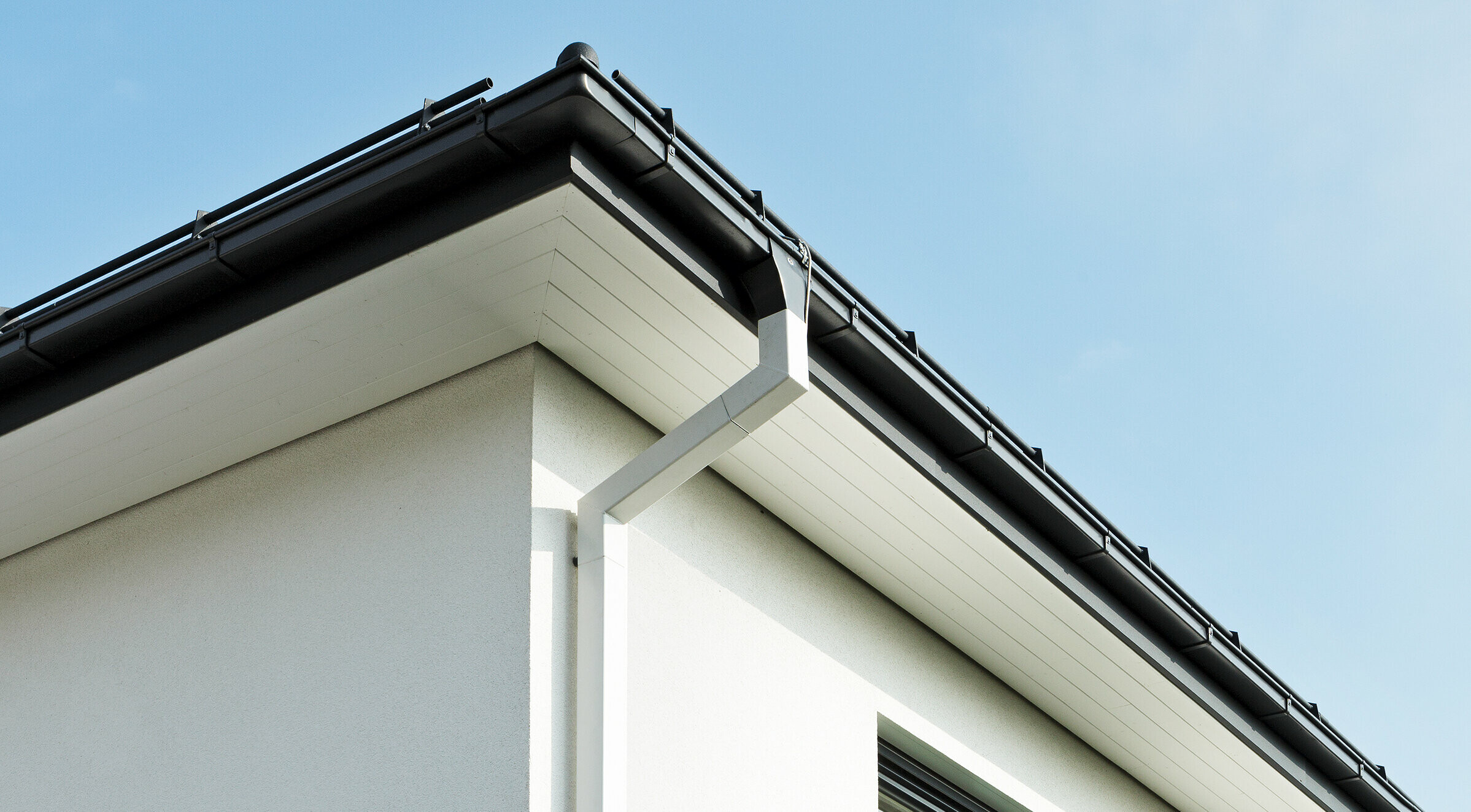 Tuyau de descente carré PREFA couleur blanc Prefa avec gouttière et carrée couleur anthracite