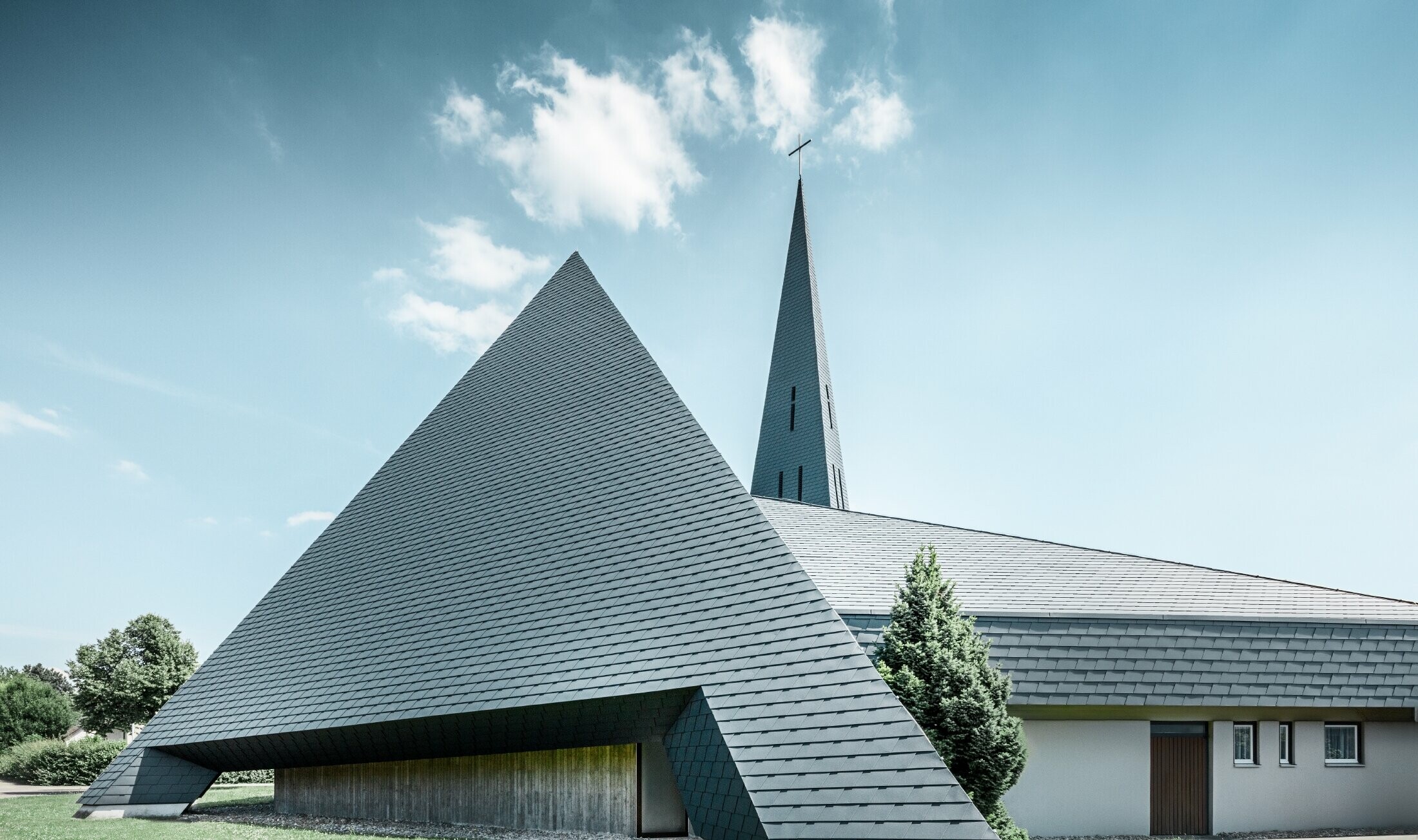 Église catholique de Langenau à la silhouette pyramidale — Couverture de toit réalisée avec des bardeaux en aluminium PREFA de couleur anthracite
