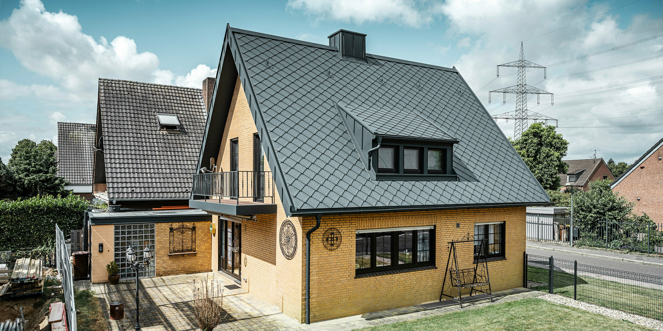 Losange de toiture 29x29 PREFA, joint debout PREFALZ, gouttière suspendue et tuyau de descente de couleur P.10 anthracite ornent une maison individuelle à Tönisvorst.