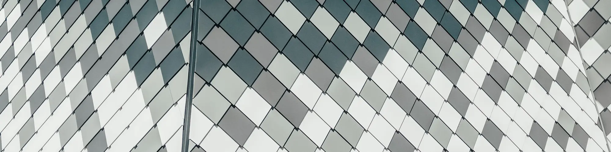Gros plan sur le motif de la toiture réalisée en bardeaux de façade PREFA.