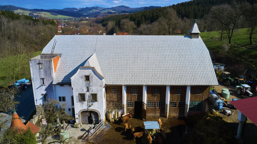 Une toiture de plus de 65 ans, prise de vue par drone. 