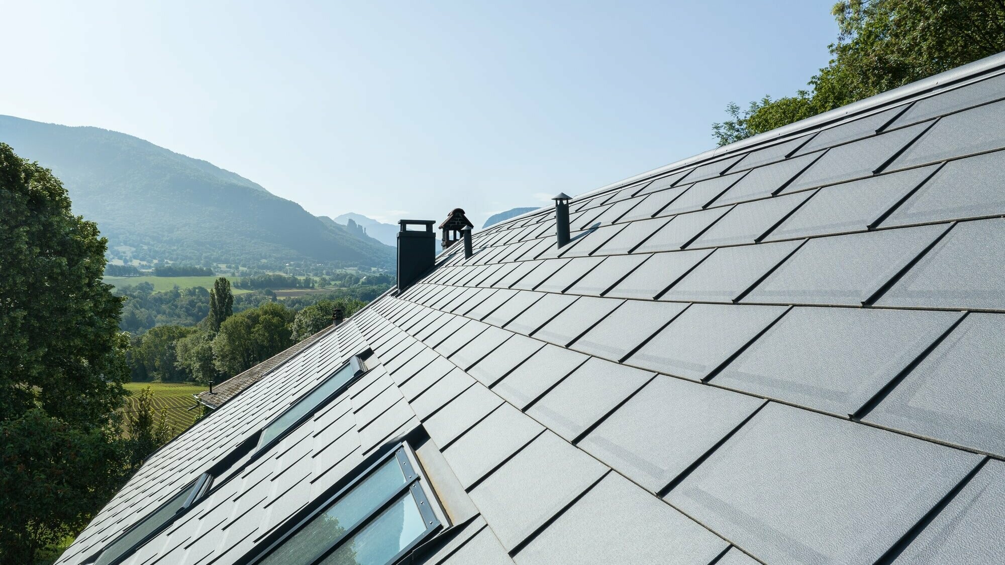 Toiture et velux en P.10 Gris sombre vue montagne
