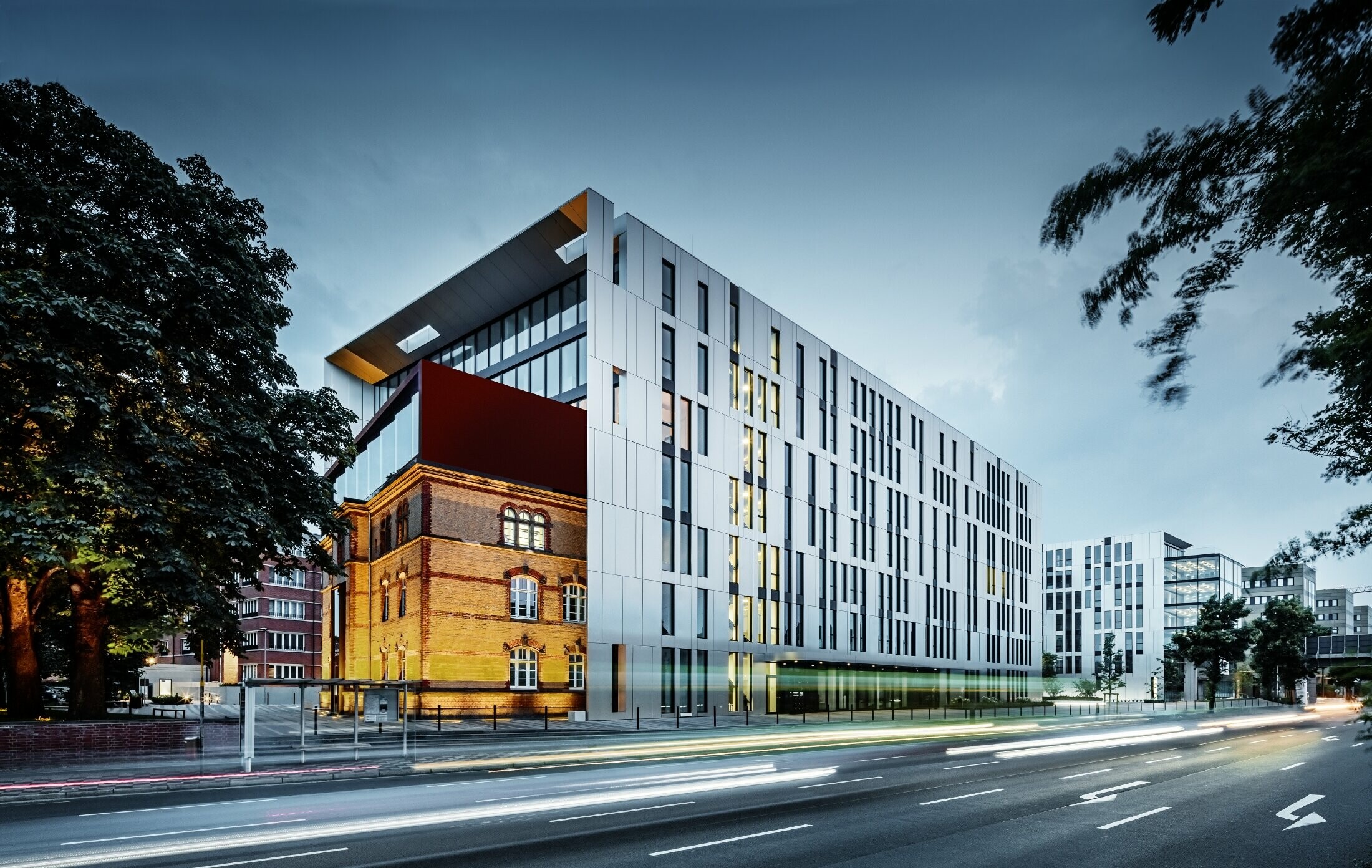 Complexe architectural Clara et Robert au centre de Düsseldorf — Façades en aluminium futuristes réalisées avec des panneaux composites PREFA en aluminium brossé.