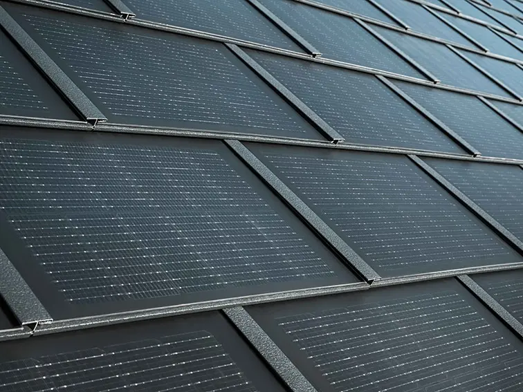 Gros plan de la tuile solaire PREFA petit format